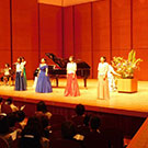 国際ソロプチミスト町田ーさつきチャリティコンサート　第２部「やすらぎと希望」花は咲くを皆で歌い花のパフォーマンスです。