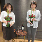 川崎　景太先生の　ワインボトルリースの講習会に出席した大崎講師と脊黒専攻科生です