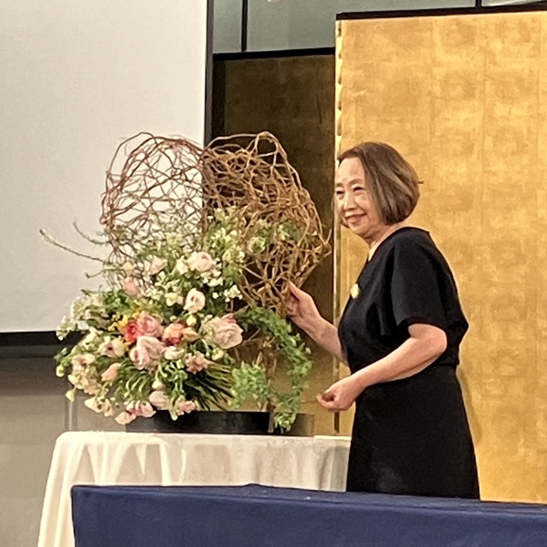 渡辺真紀講師作ドラゴン柳のオブジェにボケーをレイアウト　山口美知子