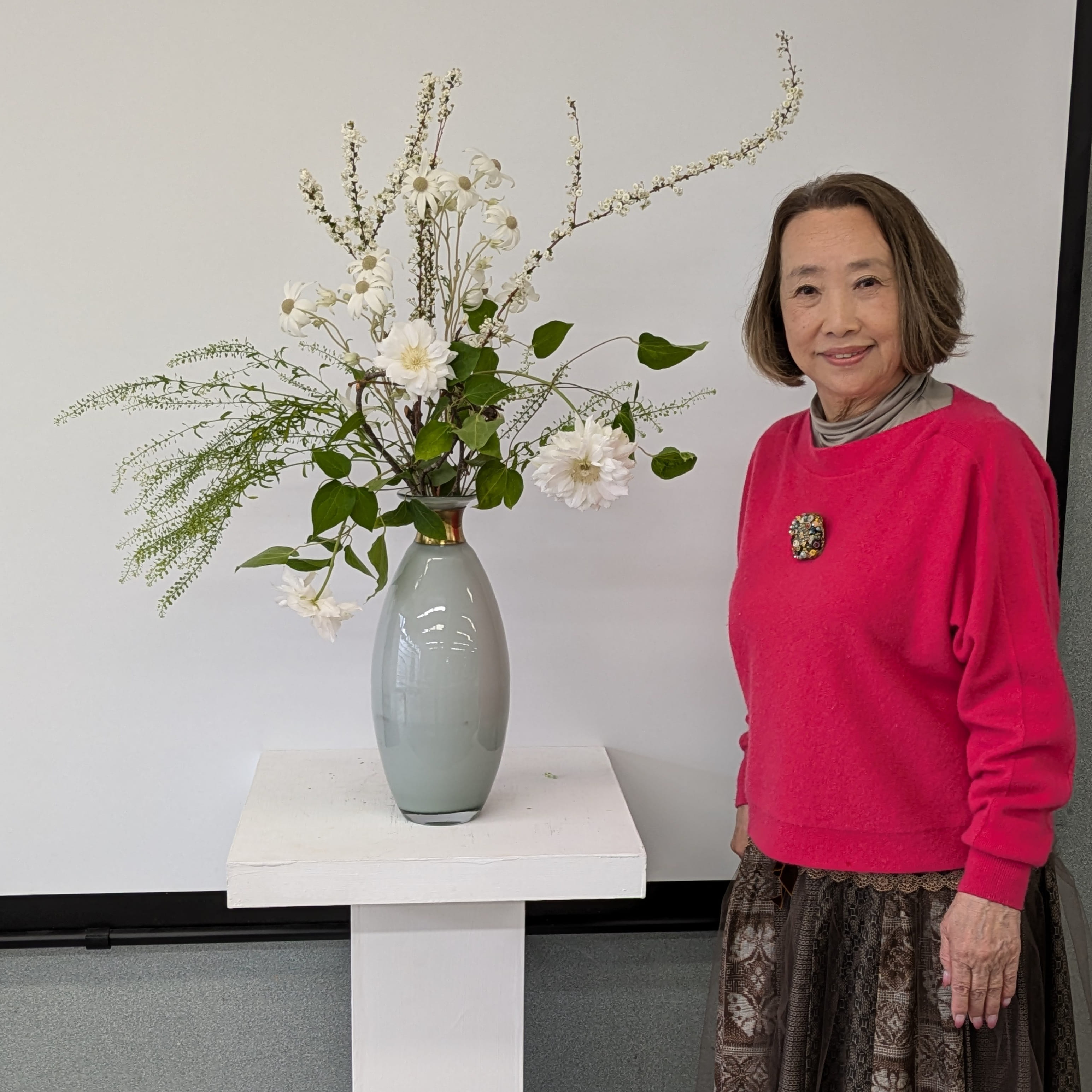 無彩色の花を活ける（白）  山口美知子作品