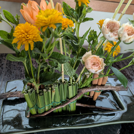 ヒメガマで花くばりのデザイン  町田:山口美知子