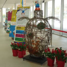 新庁舎イベントスタジオにも飾られています。花のデザインは来週変わります。