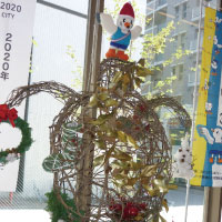 鶴川和光大学ポプリホール入口ゆりーとオブジェクリスマス