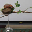 ホウの葉とひのきのテーブルデコレーション。