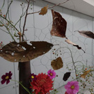 焼きワイヤーに枯葉と生花のデザイン