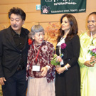 大使夫人に囲まれての景太先生です。