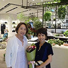 香港登録クラスの余先生と香港アニエス・ベーの前で