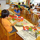 保育園年長さん箱に葉と漆喰紙を貼るデザイン