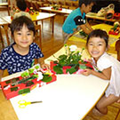 箱に葉と漆喰紙を貼ったデザインに季節の花をアレンジ完成！