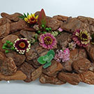 景太クラスウッドチップに咲く花（山口作品）