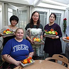 留学生とボランティアの方とハロウイーンのデザインを楽しみました。