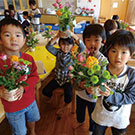 切株の器に秋の花のデザイン素敵に出来上がりです