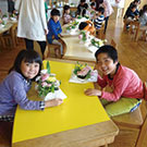 卒園式の花を楽しく作りました。