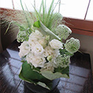 蓮の葉を使用したアレンジメントです