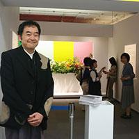 マミフラワーデザイン展2017　川崎景介　校長が入口でお出迎えです