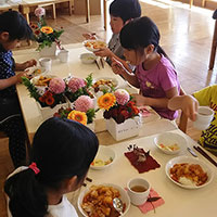 アレンジメントを囲んでランチです。コースターも漆喰紙に紅葉の葉をあしらって！！