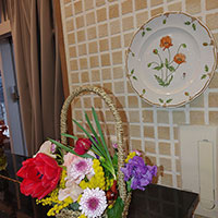 春の花をバスケットに
