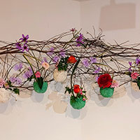 漆喰紙の手作りの器に壁掛けの花