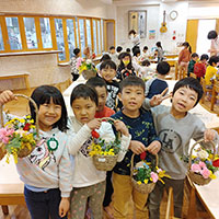 ののはな文京保育園の卒園児さん　バスケットに春の花！