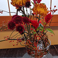 ノイバラのくばりに秋色の花　　松田講師作品