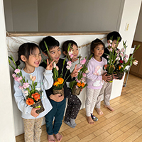 ののはな文京保育園　年長さん　春の花で元気いっぱいです。