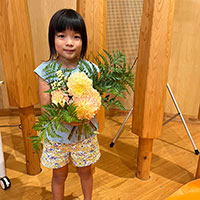 花束を持って嬉しそう！