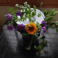 器を重ねたデザイン　荒井作品